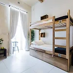 Two Pillows Boutique Hostel *